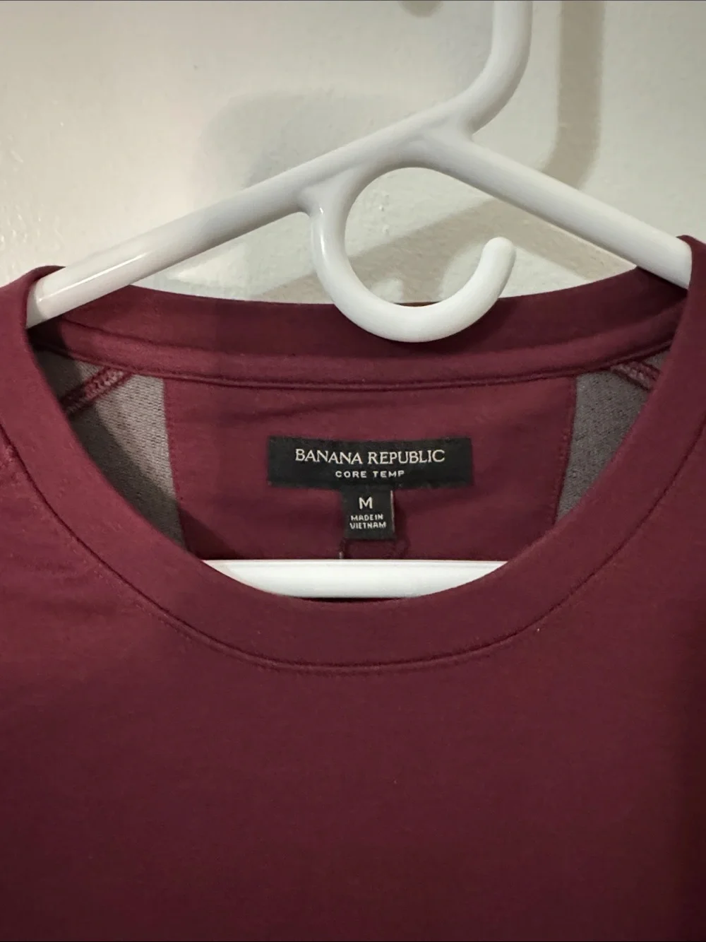 Banana Republic Men's Medium Long Sleeve Core Temp Crewneck Tee Burgundy NWT
